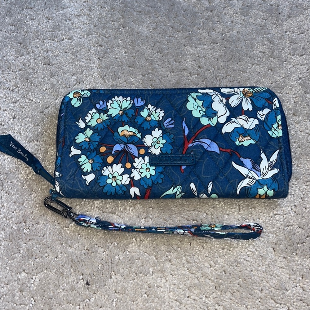 NWT Vera Bradley RFID Accordion Wristlet